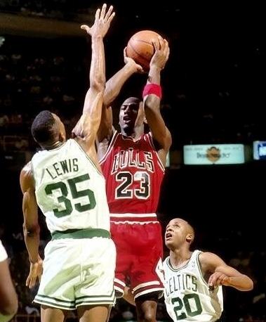 Reggie Lewis Taponando a Michael Jordan